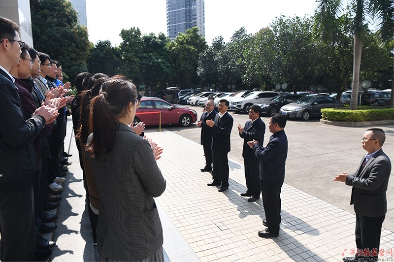 房灵敏接见慰问全国脱贫攻坚先进集体——自治区纪委监委党风政风监督室(专项办)