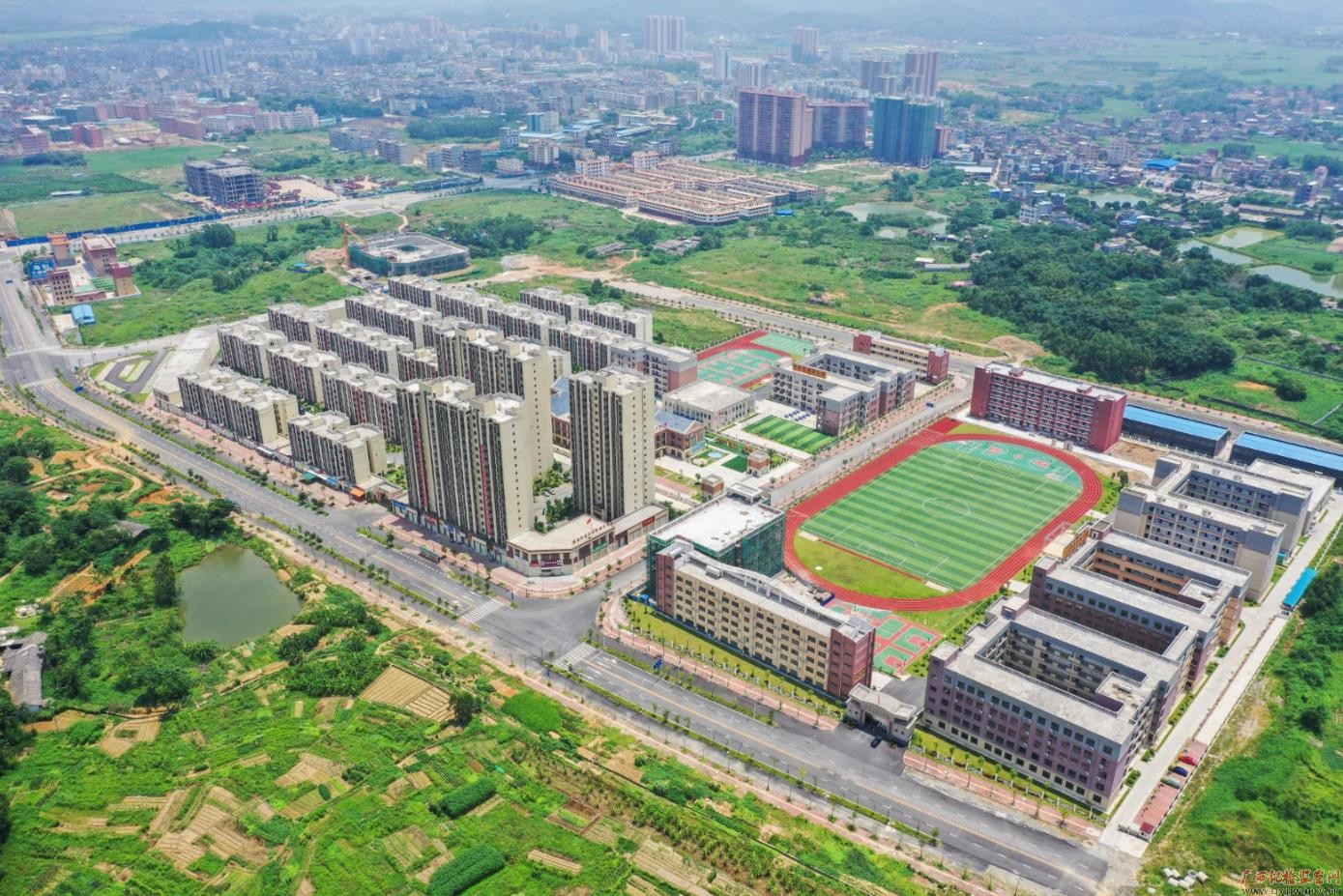 记全国脱贫攻坚先进集体,兴业县水库和扶贫易地安置中心