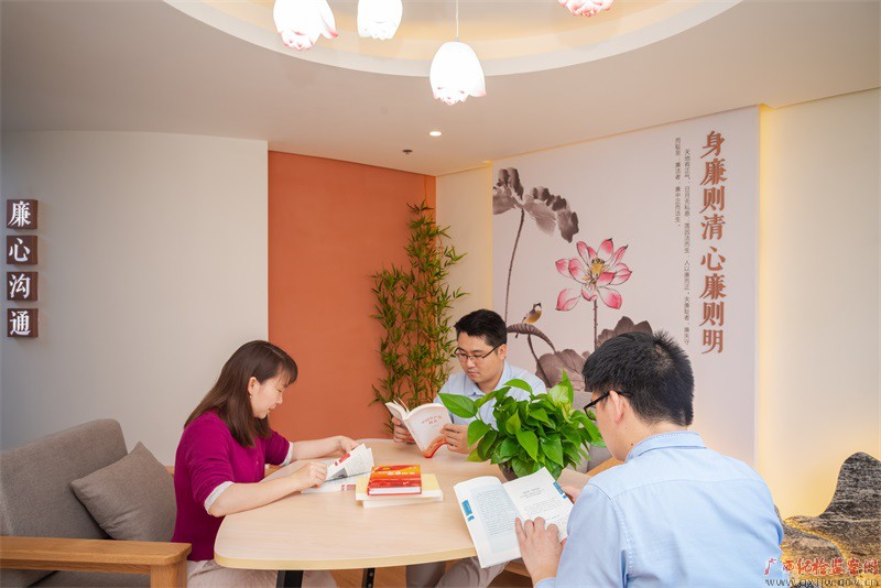 镜头|与书为伴 共品书香
