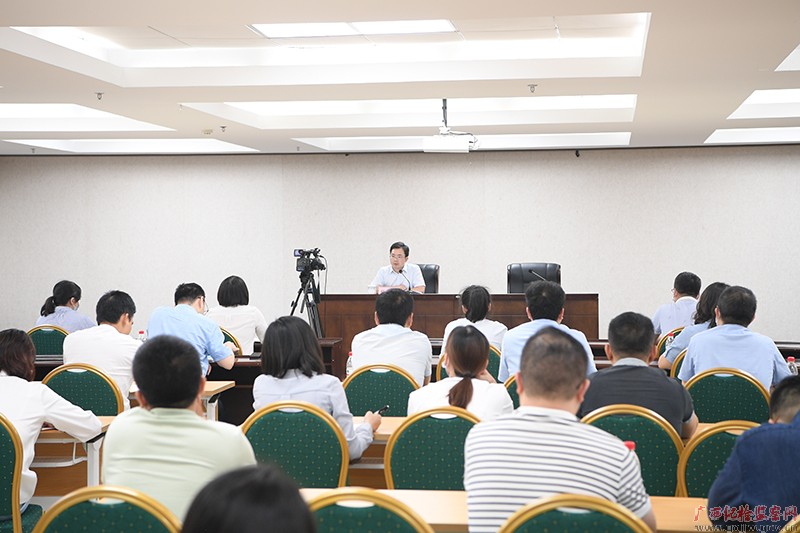 自治区纪委监委举办“学习先进典型 传承红色基因”党课活动