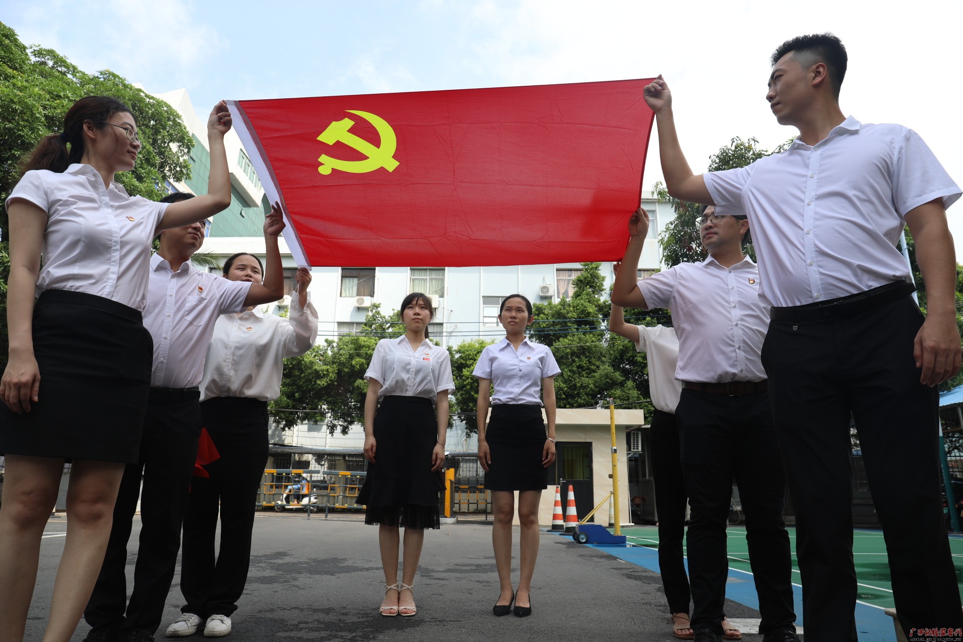 镜头我与党旗合个影