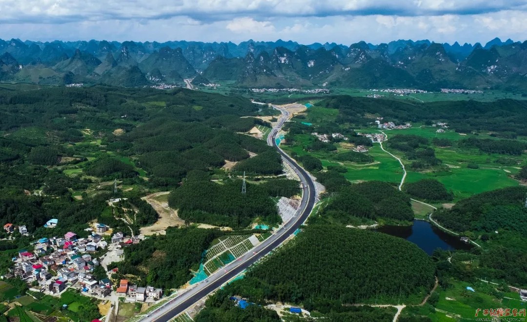 图为河池市宜州区安马乡航拍,融河高速公路建成通车,展翅奏响乡村振兴