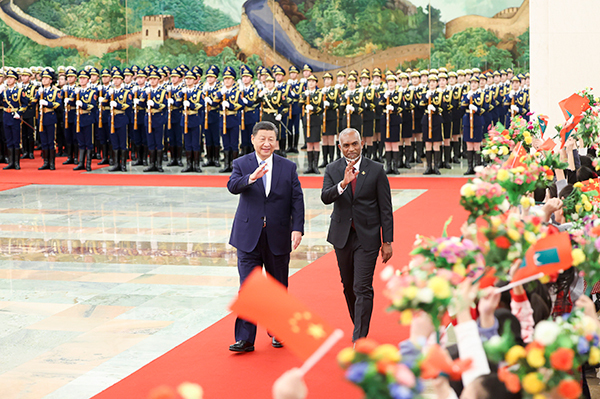 习近平同马尔代夫总统穆伊兹会谈