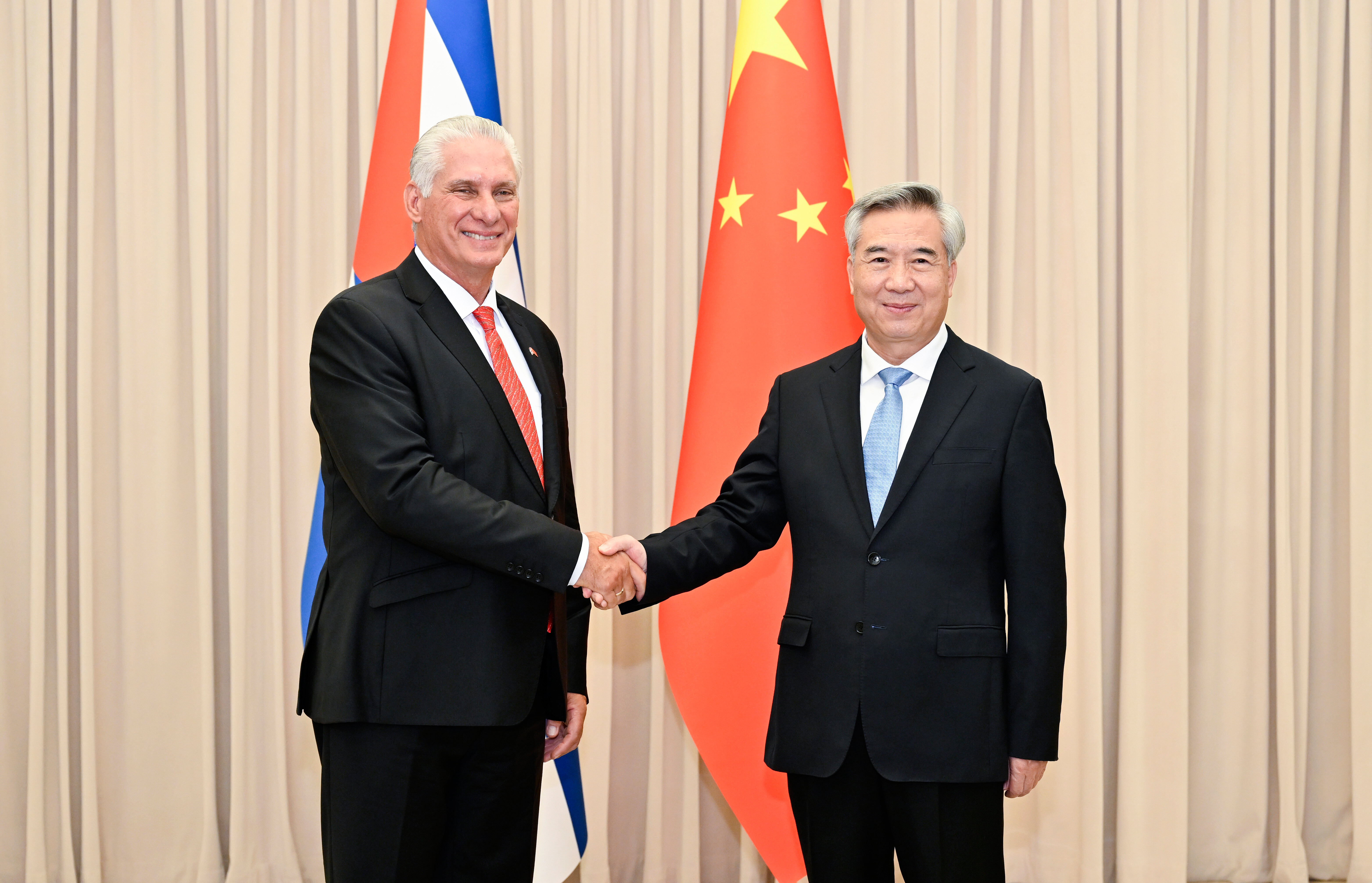 李希分别会见古共中央第一书记、古巴国家主席迪亚斯-卡内尔和津巴布韦总统姆南加古瓦