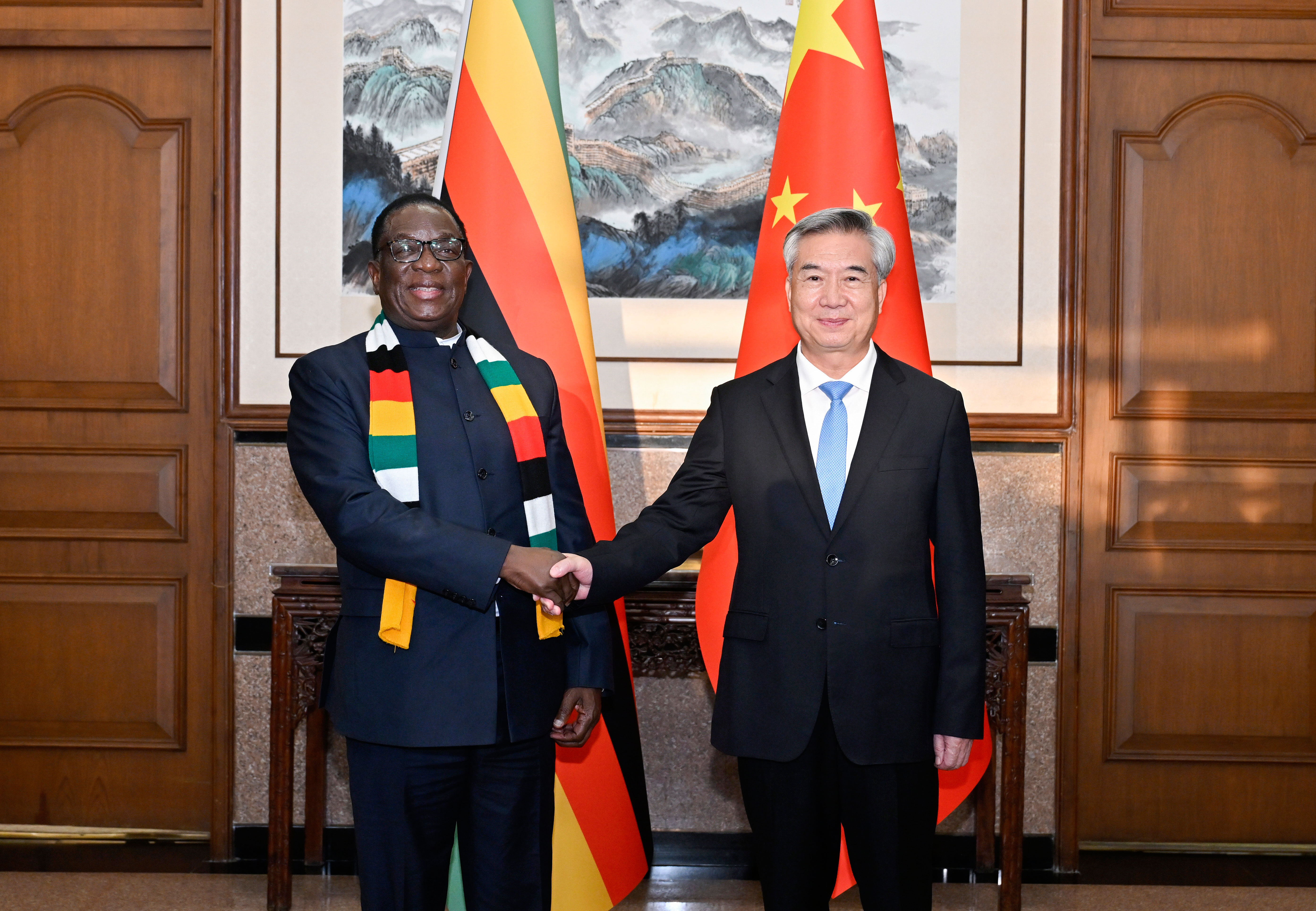 李希分别会见古共中央第一书记、古巴国家主席迪亚斯-卡内尔和津巴布韦总统姆南加古瓦