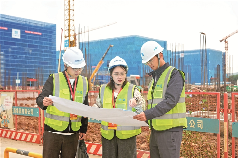 着重抓好权力集中、资金密集、资源富集领域系统整治强化监督制约 防止权力滥用