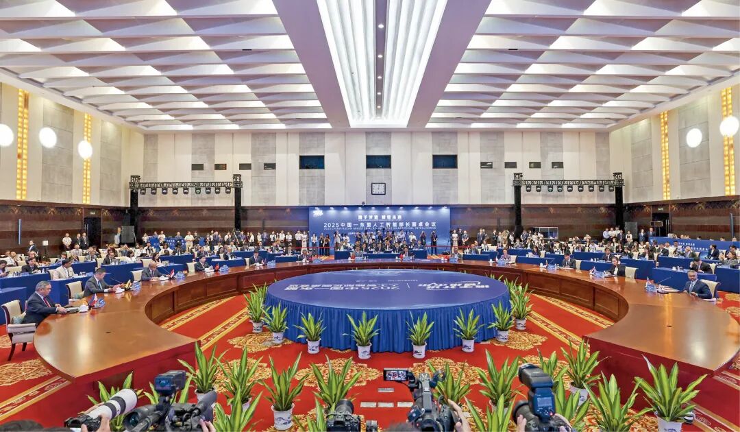 广西壮族自治区党委书记、自治区人大常委会主任陈刚在《中国网信》杂志发表署名文章