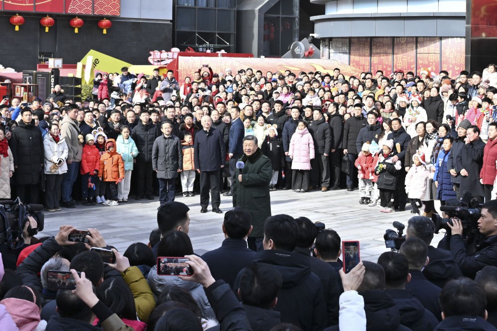 习近平春节前夕在北京看望慰问基层干部群众