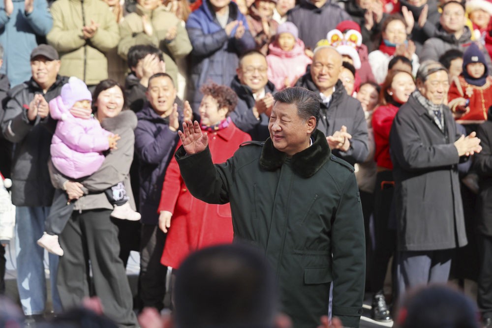 习近平春节前夕在北京看望慰问基层干部群众
