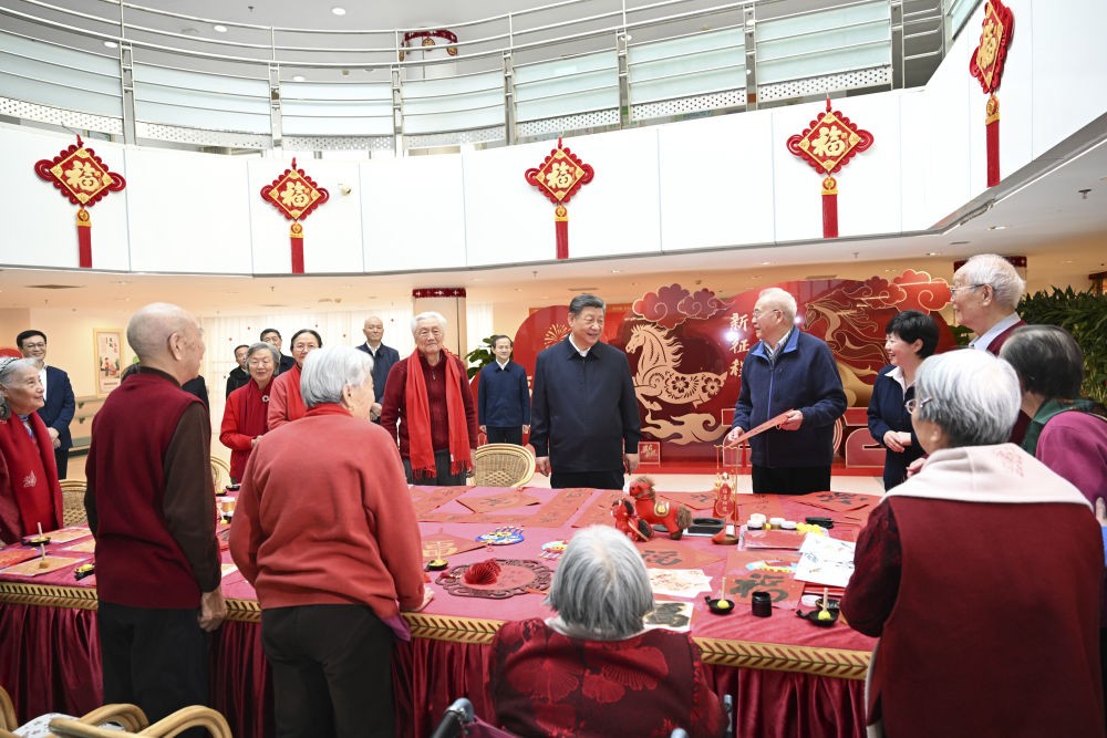 习近平春节前夕在北京看望慰问基层干部群众