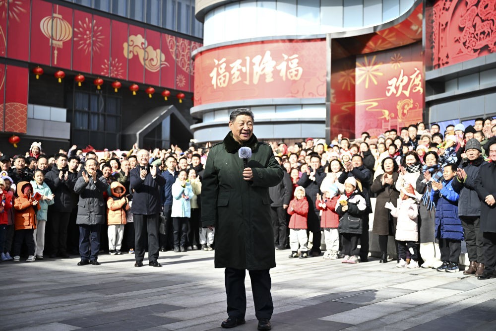 习近平春节前夕在北京看望慰问基层干部群众