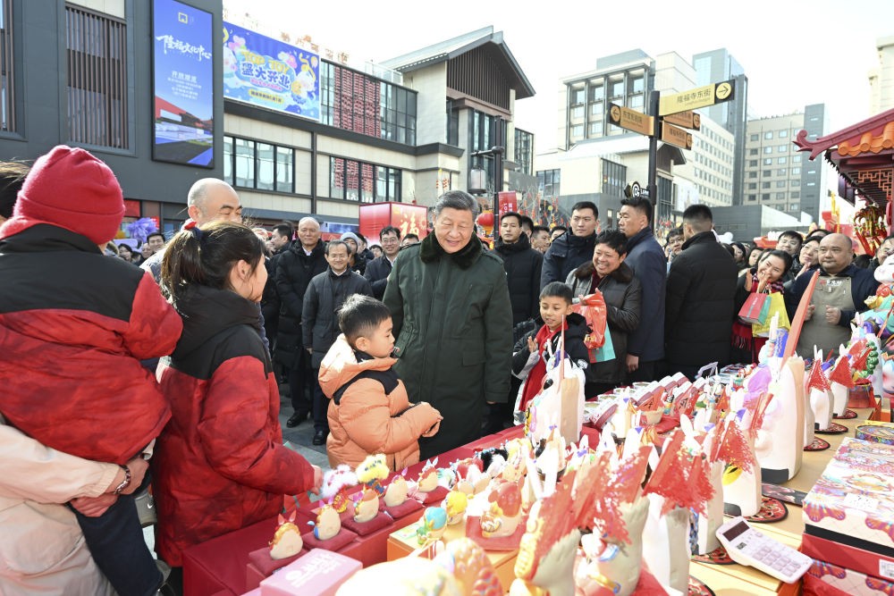 习近平春节前夕在北京看望慰问基层干部群众
