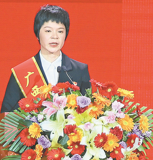 ����ӳ�˹� ʵ�����³�