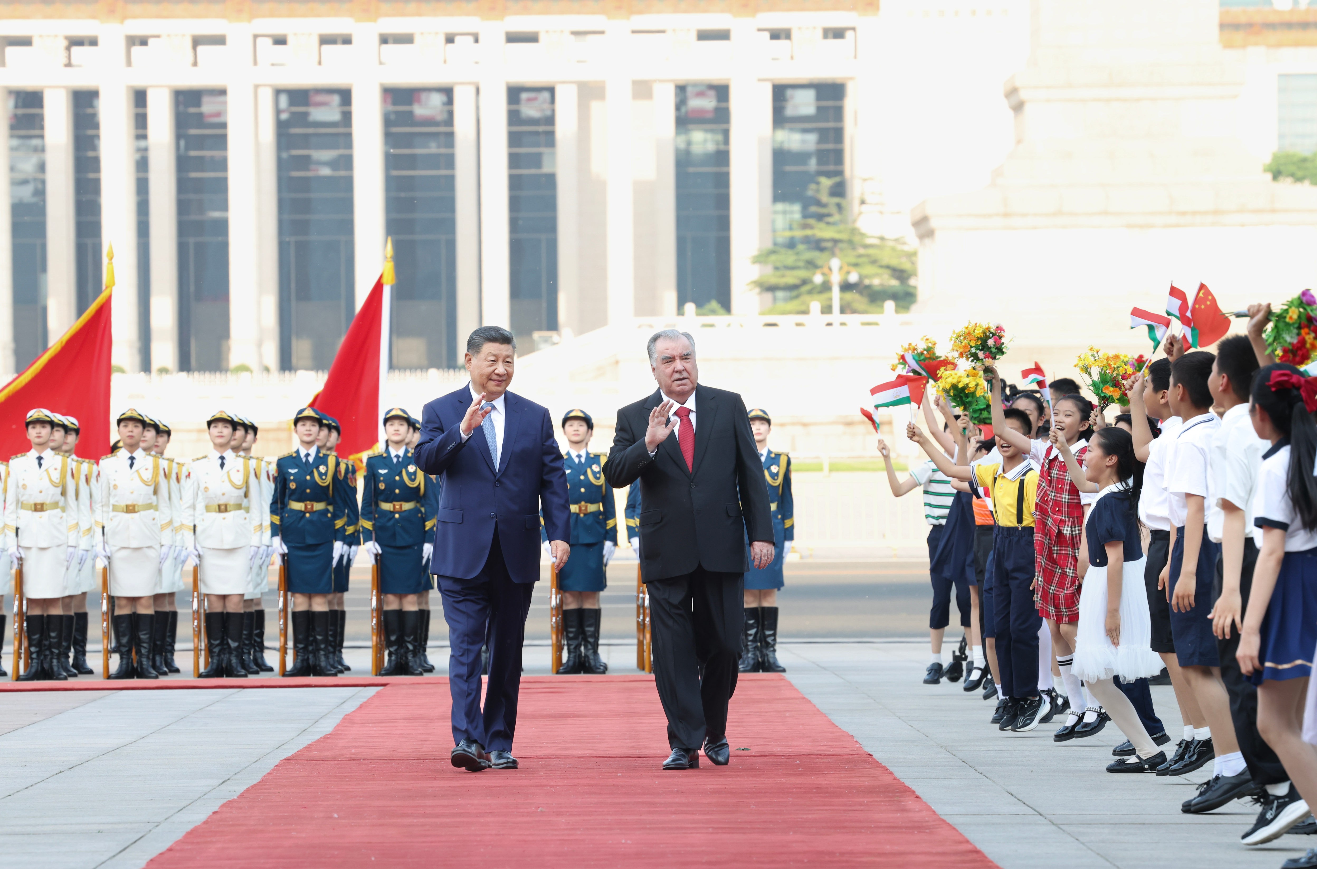 习近平同塔吉克斯坦总统拉赫蒙会谈