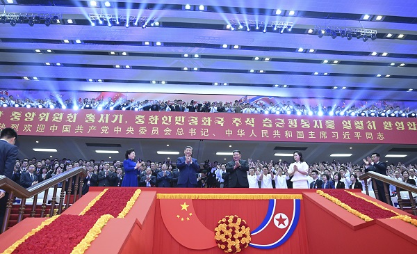 习近平和彭丽媛观看朝鲜专场文艺演出