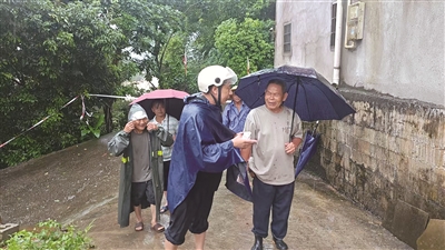 广西纪检监察干部深入防汛救灾一线 既督又战 冲锋在前