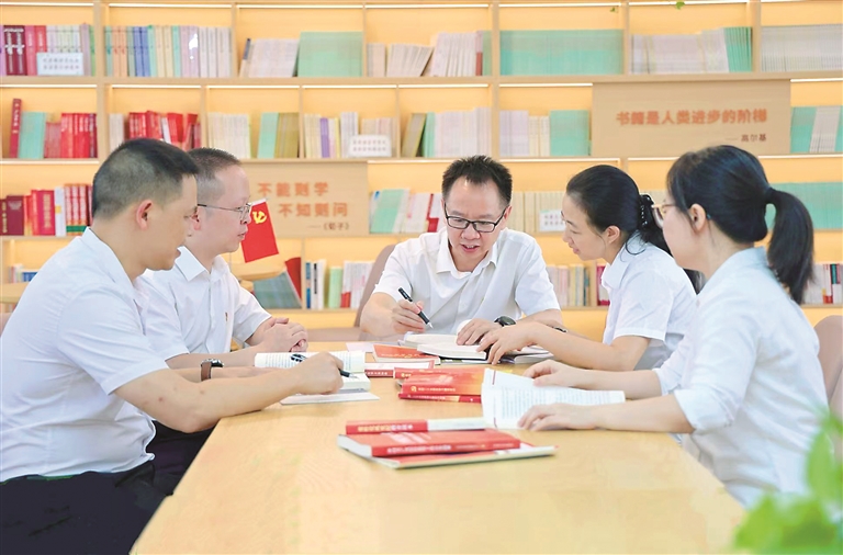 以学铸魂丨“两个先锋队”:中国共产党是什么、要干什么的深刻诠释