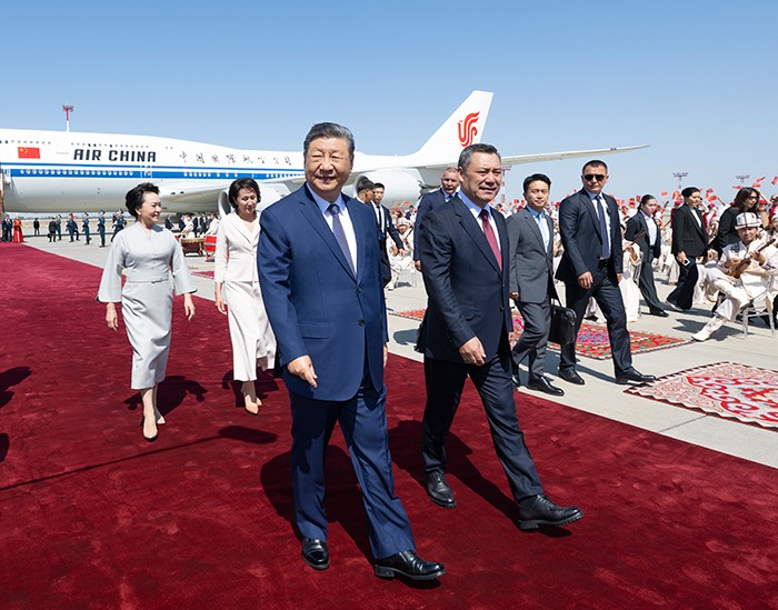 习近平抵达比什凯克出席2026年上海合作组织峰会并对吉尔吉斯斯坦进行国事访问