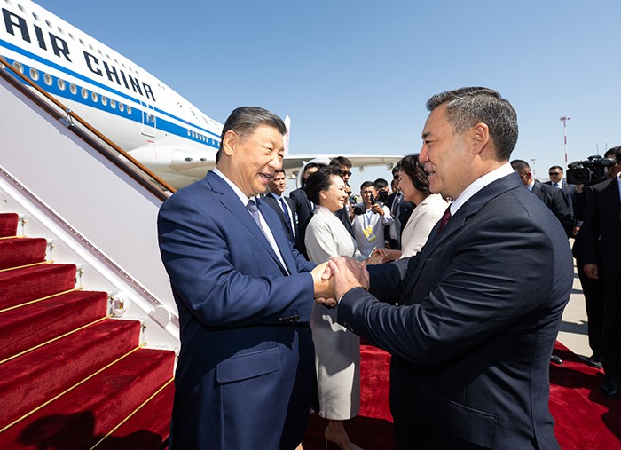 习近平抵达比什凯克出席2026年上海合作组织峰会并对吉尔吉斯斯坦进行国事访问
