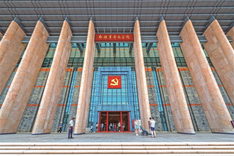 时代专论丨坚持党的全面领导和党中央集中统一领导