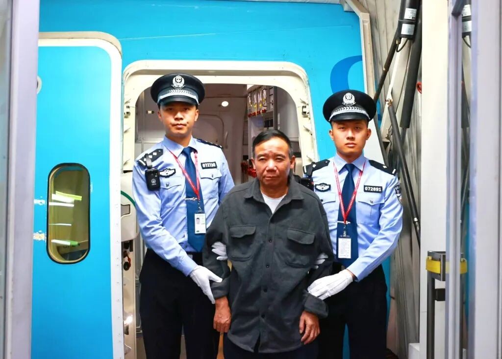 “红通人员”曾能贵,被引渡回国
