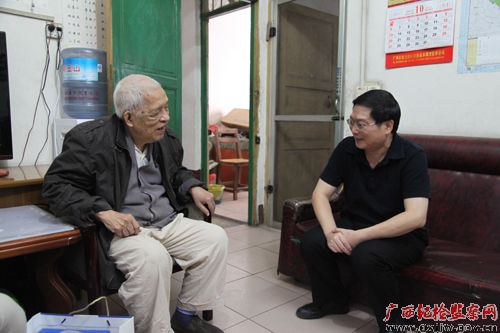 河池市纪委书记看望慰问老干部