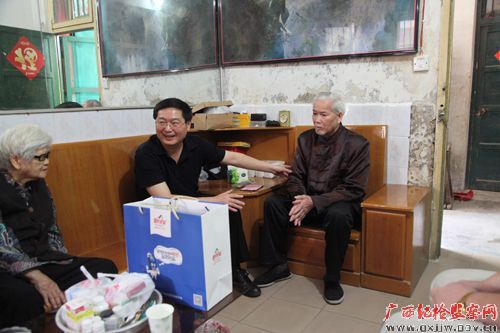 河池市纪委书记看望慰问老干部